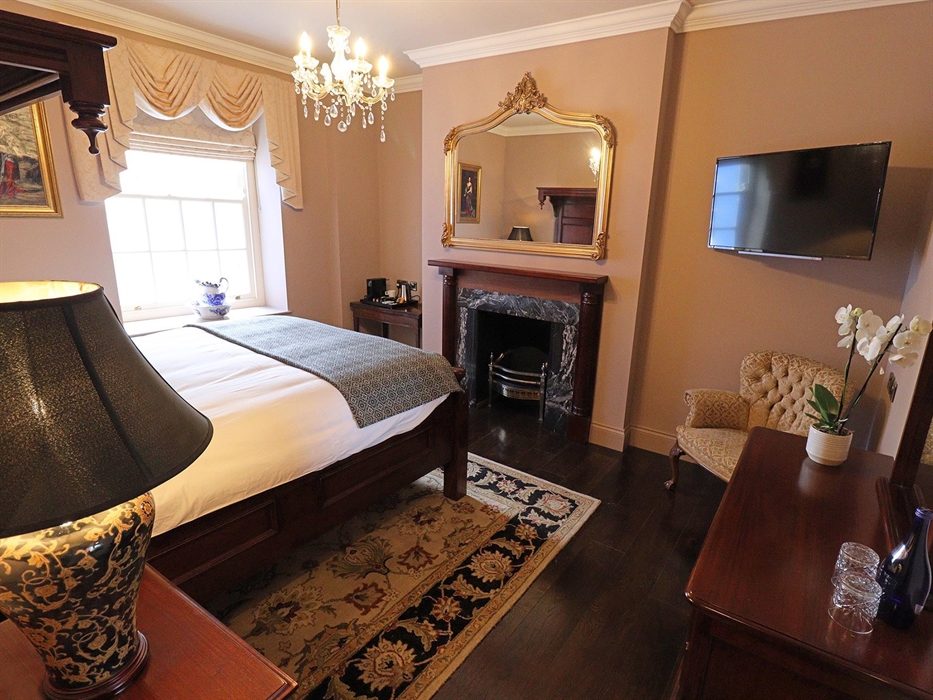 Our Deluxe rooms feature enhanced decor in the Georgian style and are generally larger in size. Some have four-poster beds or attractive views to the