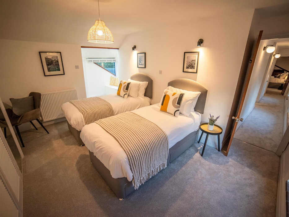 Cosy Twin bedroom with views across the garden