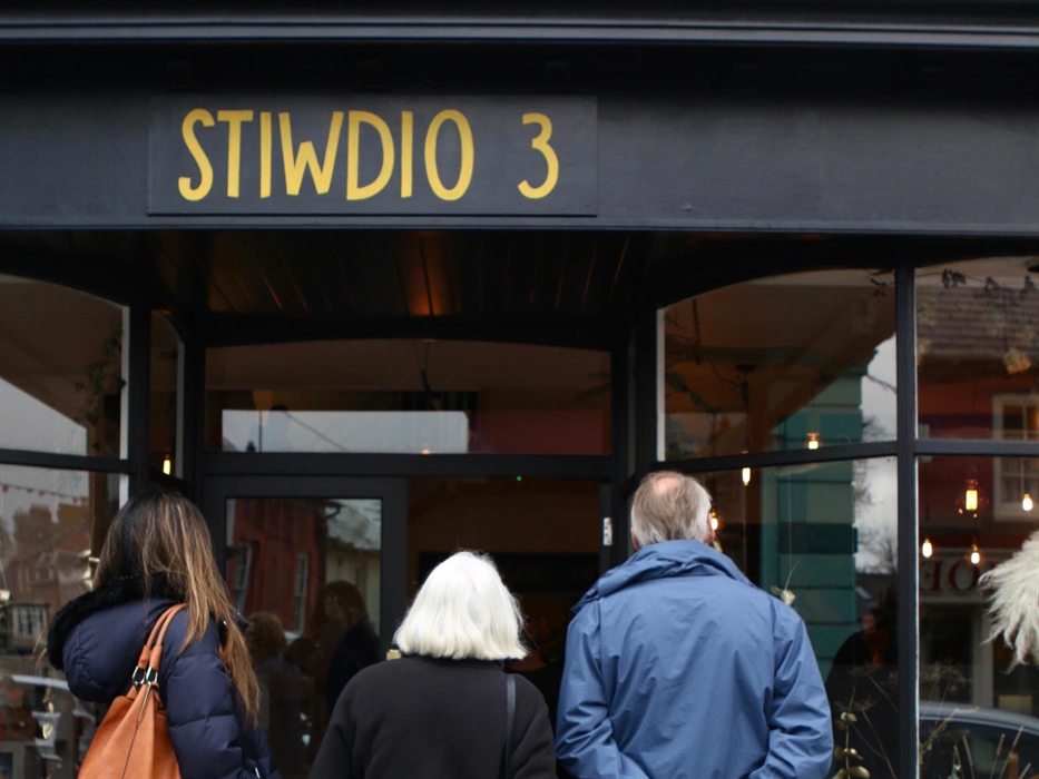 Outside Stiwdio 3