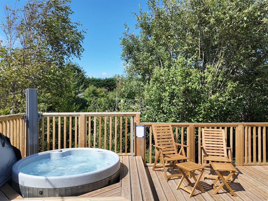 Shepherds Hut Hot Tub and Decking