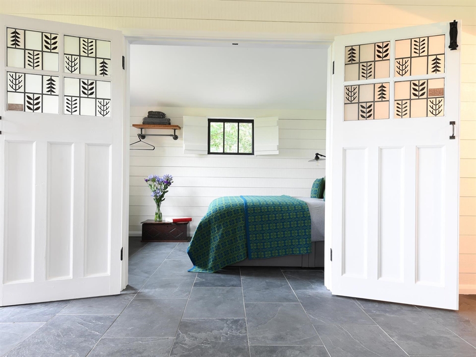 Walden sleeps 4, with two double bedrooms, one with an extra single bunk. The bright studio kitchen has dining for 4 and is fully equipped. There is a