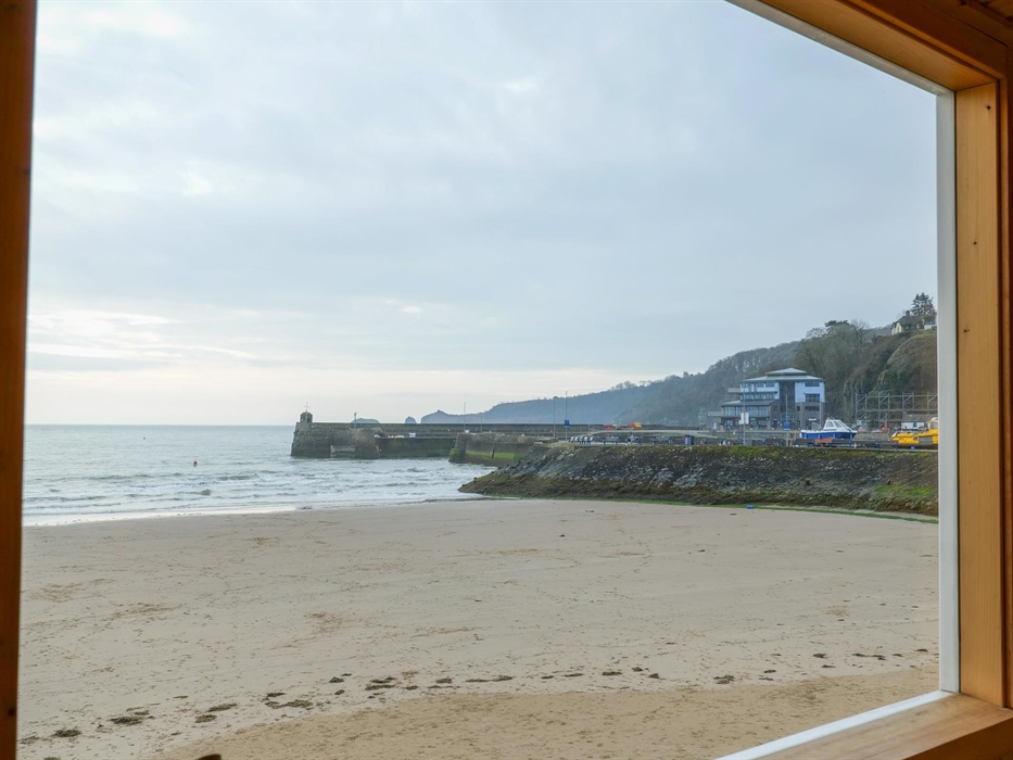 Wood fired sauna in Saundersfoot. Pembrokeshire.  Private & shared sessions, 25 or 50 mins.  Children 12+ yrs welcome on private sessions (see T&C's f