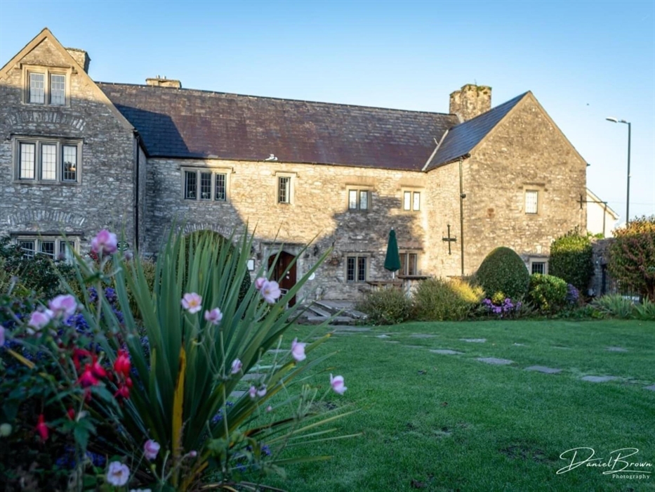 The Great House is a Grade II listed building dating back to 1586. It was said to be Queen Elizabeth's gift to the Earl of Leicester. Retaining many o
