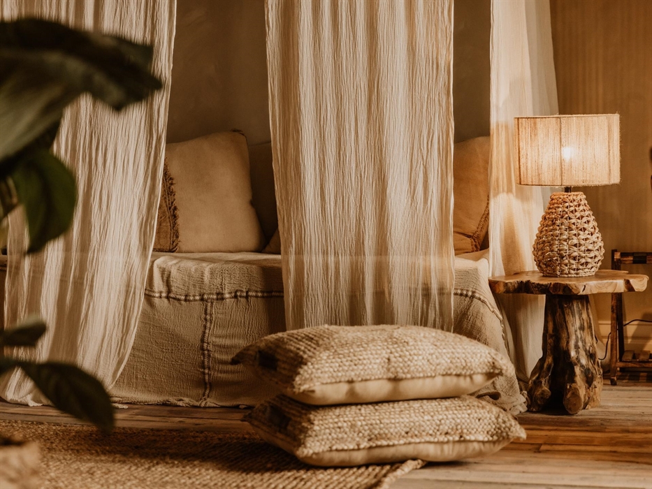 Inspired by the wonders of mycelium (the network of fungal threads that connects all the plants of the forest together) The Mushroom is designed and c