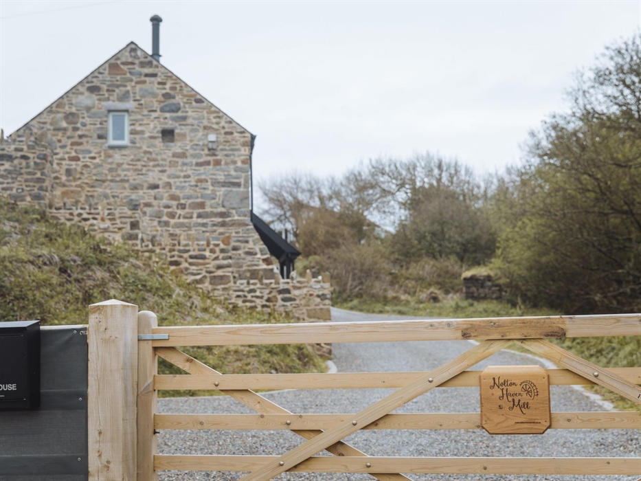 Aproach to the Mill House