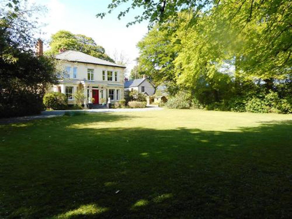 Oriel Llanteglos Gallery is situated on the beautiful rural Llanteglos Estate, Llanteg, Pembrokeshire