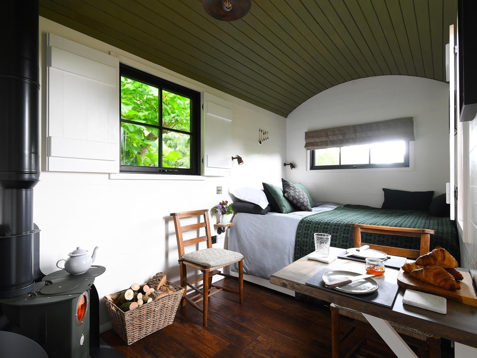 Bugail hut has its own little kitchen annex and charming bathroom, terrace and wood burner. You can dine beside the burner or on your terrace with vie