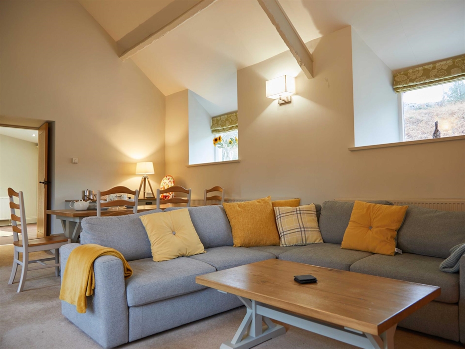 Spacious lakeside cottage at Brynteg