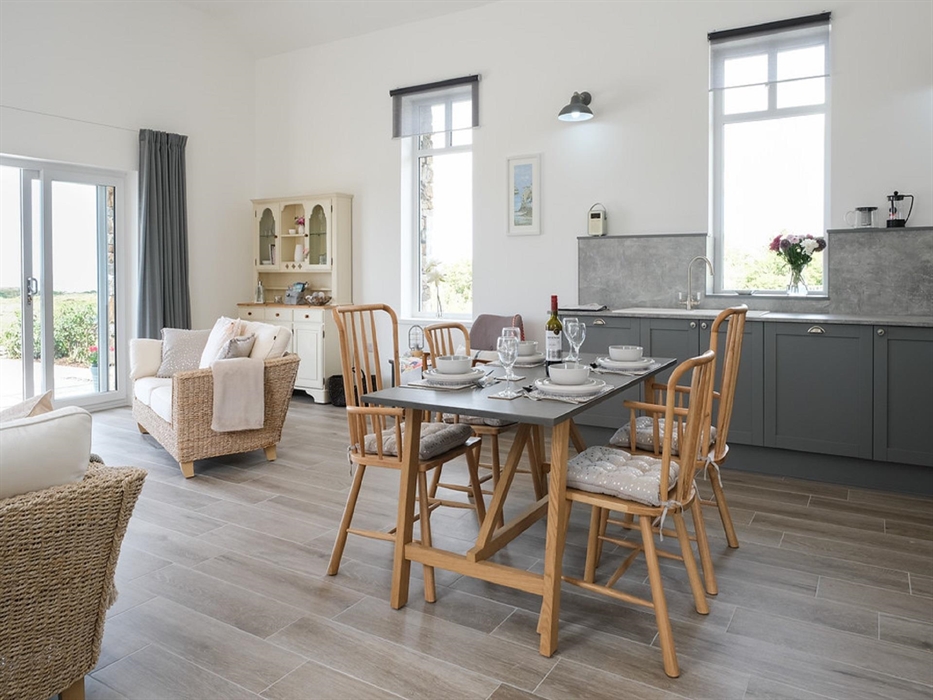 Kitchen/dining/living room