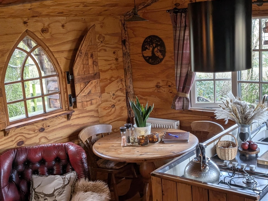 there were lots of places to dine at the cabin inside and outside