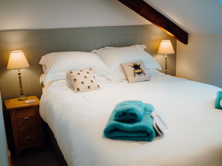 Plas 2nd bedroom as kingsize