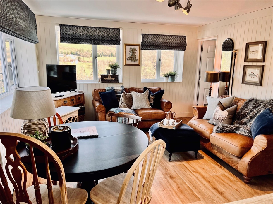 Small but perfectly formed, Pencerrig Isaf offers a welcoming cwtch from the minute you walk in the door. Bright and light, comfortable and cosy, this