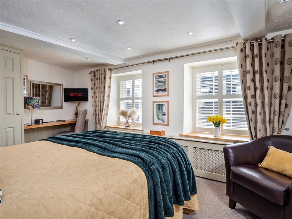 Classic best Deluxe King room number 4 "Dwynwen" is on the first floor and has a UK king size bed (150cm wide & 200cm long) ensuite w bath & over bath