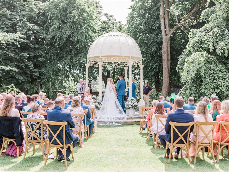 Exclusive Use wedding Venue with outdoor ceremony