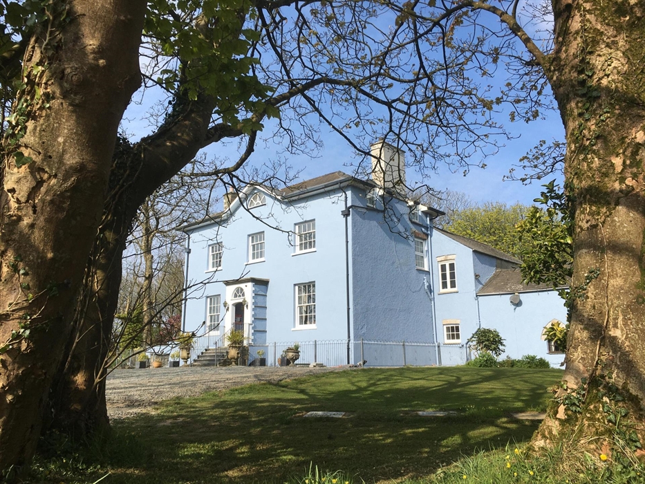 Crug Glâs is a 5 star country house set in the rolling farmland of North Pembrokeshire. it is near St. Davids, the smallest city in Britain and beauti