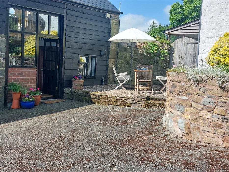 Self catering Granary Cottage Mid Wales Sleeps 4 in 2 en-suite bedrooms. Panoramic views, dogs welcome, surrounded by farmland, great walking good Wif