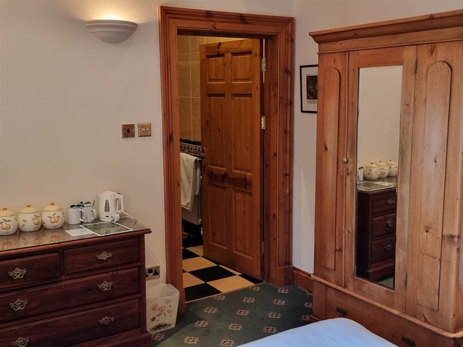 AB21 Ensuite Accommodation Craig y Nos Castle