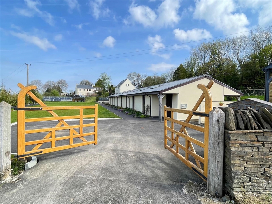 Self catering holiday lets located on a working farm in the heart of the South Wales Valleys. Accommodation offers fully fitted kitchen, large bedroom