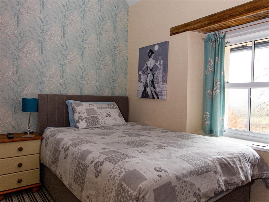 room 4 - single room - double bed