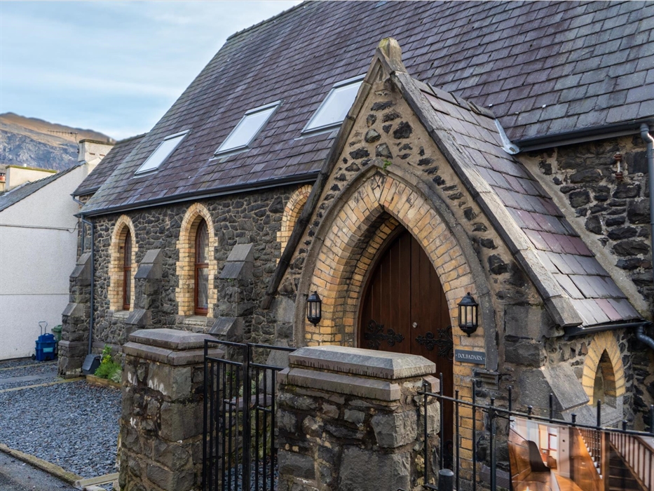 The chapel has been divided into two individual properties Dolbadarn which sleeps six and Padarn which sleeps eight people. 
The slated parking area
