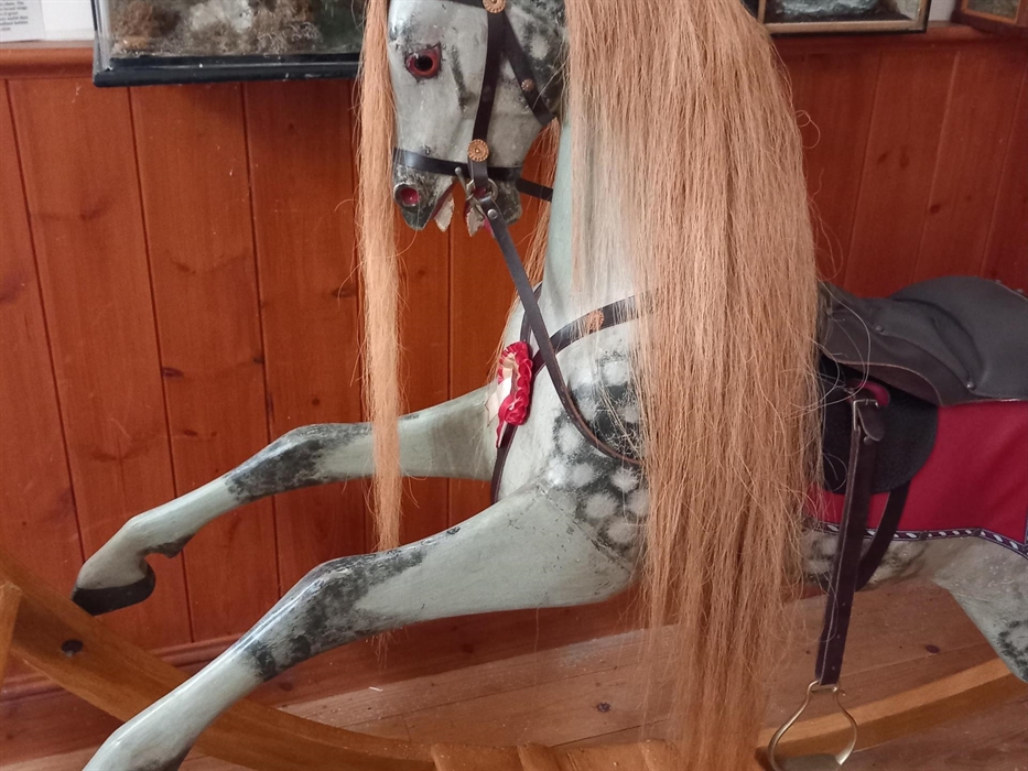 Byddai ambell blentyn yn ffodus i gael reid ar un o'r rhain yn ei ystafell ddosbarth. A beautiful 3 seat Bow Rocker by Fredrick Ayres.