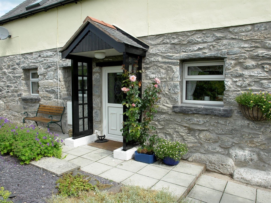 There is a new side entrance from parking area that avoids steps to front door. Extremely well equipped, Wifi, Extremely High standard of cleaning eve