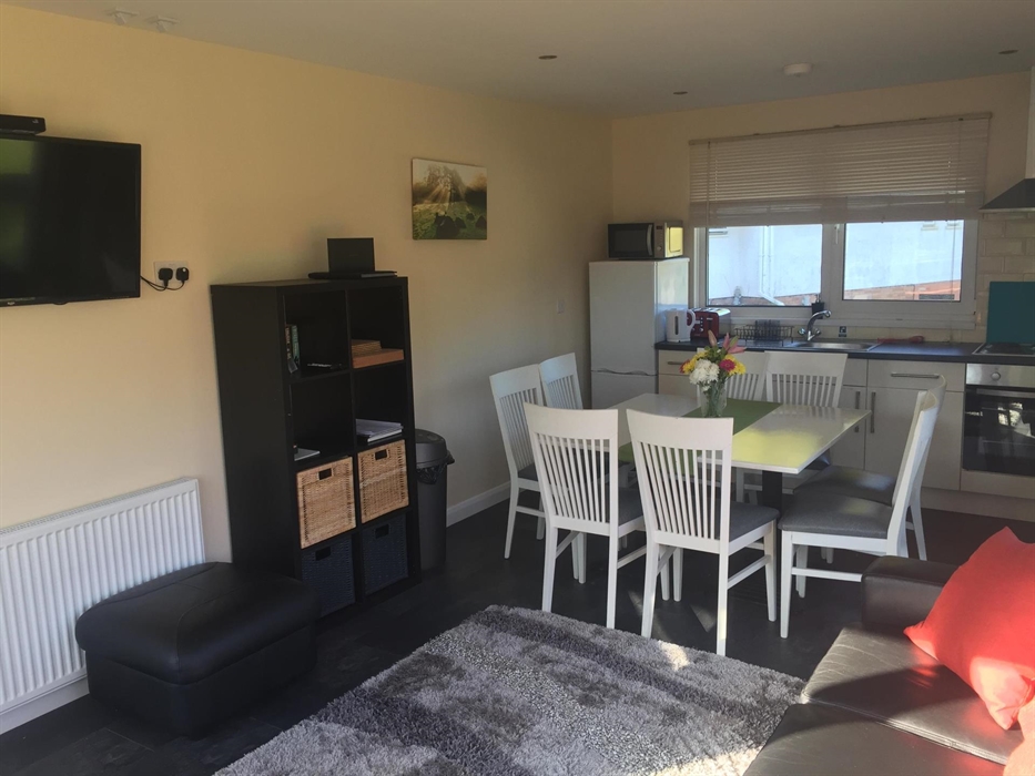 Parkwood Outdoors Dolygaer - Chalet fully-fitted kitchen with dining area