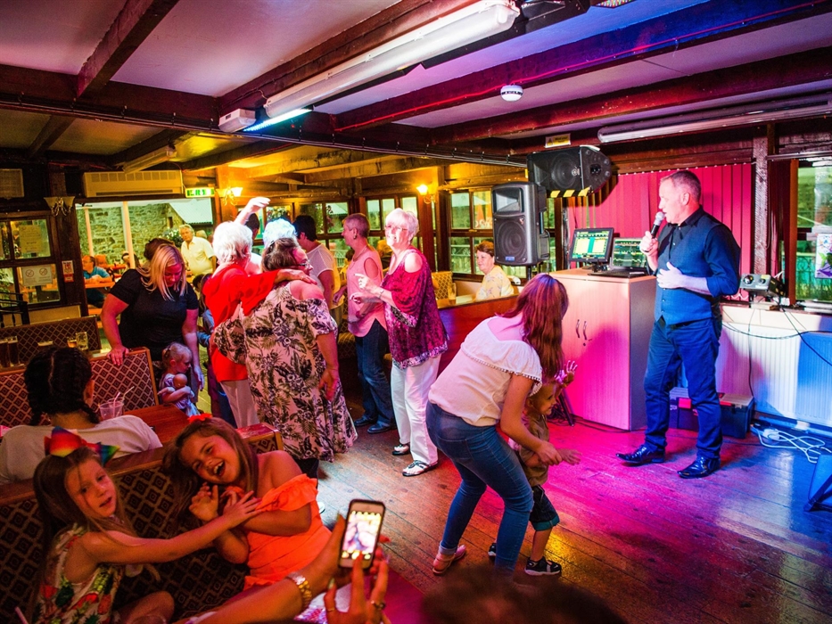 Grondre Holiday Park has a clubhouse with entertainment