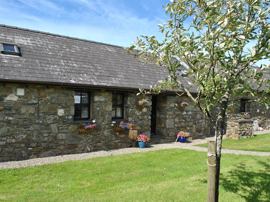 A two bedroom, sleeps 4, stone cottage set in lawned grounds with the whole of the back garden for your exclusive use. It's warm, cosy and very peacef