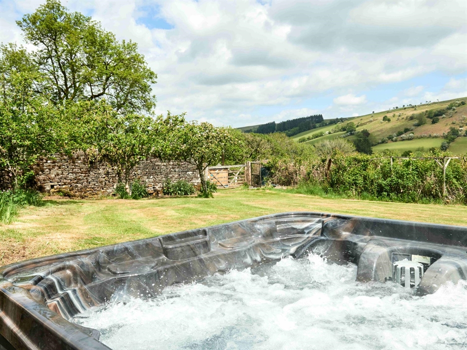 Onnen Fawr Farmhouse Hot Tub