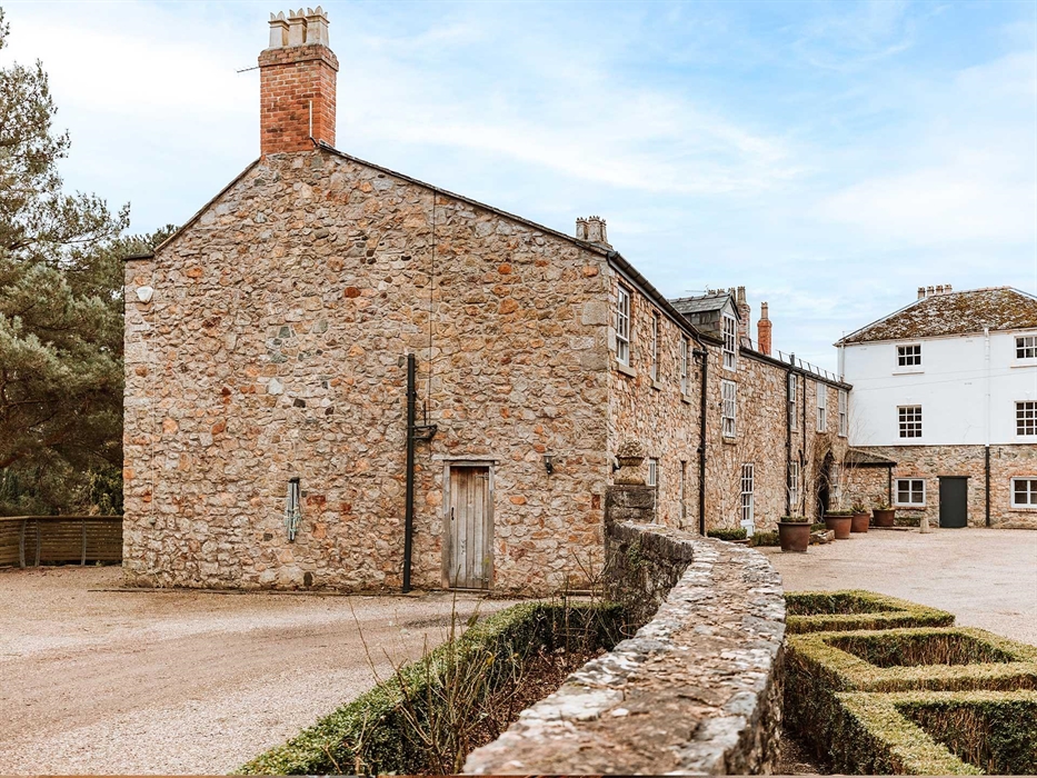 Bryn Tanat Hall has a large courtyard with ample parking for guests staying.