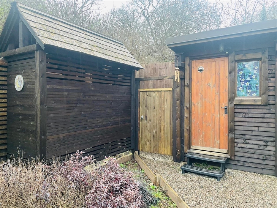 Camp Cynrig Glamping Cabin - toilet and shower facilities