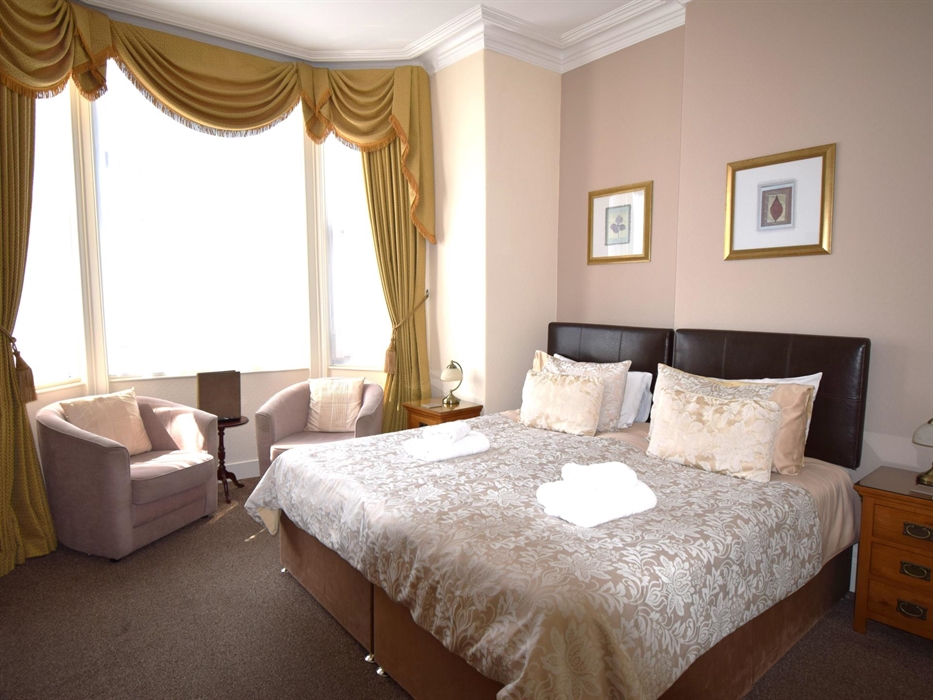 Room 4 with Kingsize Bed