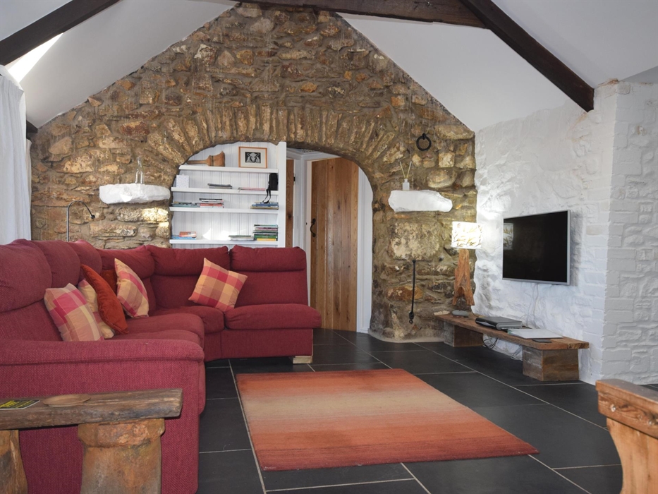 Sofa, internet TV with freeview satellite box.
Archway leads tp double and twin bedrooms.