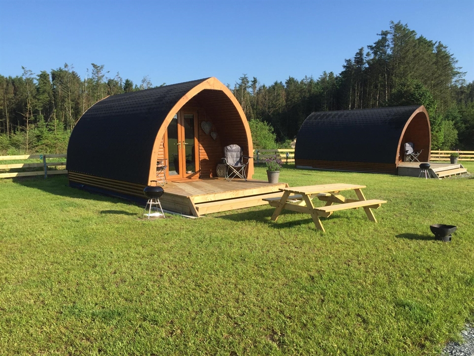 Mwynhau bbq, tan agored a phicnic tu allan