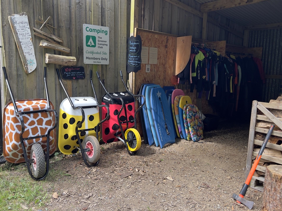 Firewood included, and also use of beach equipment, wetsuits, surfboards and sit on kayaks.