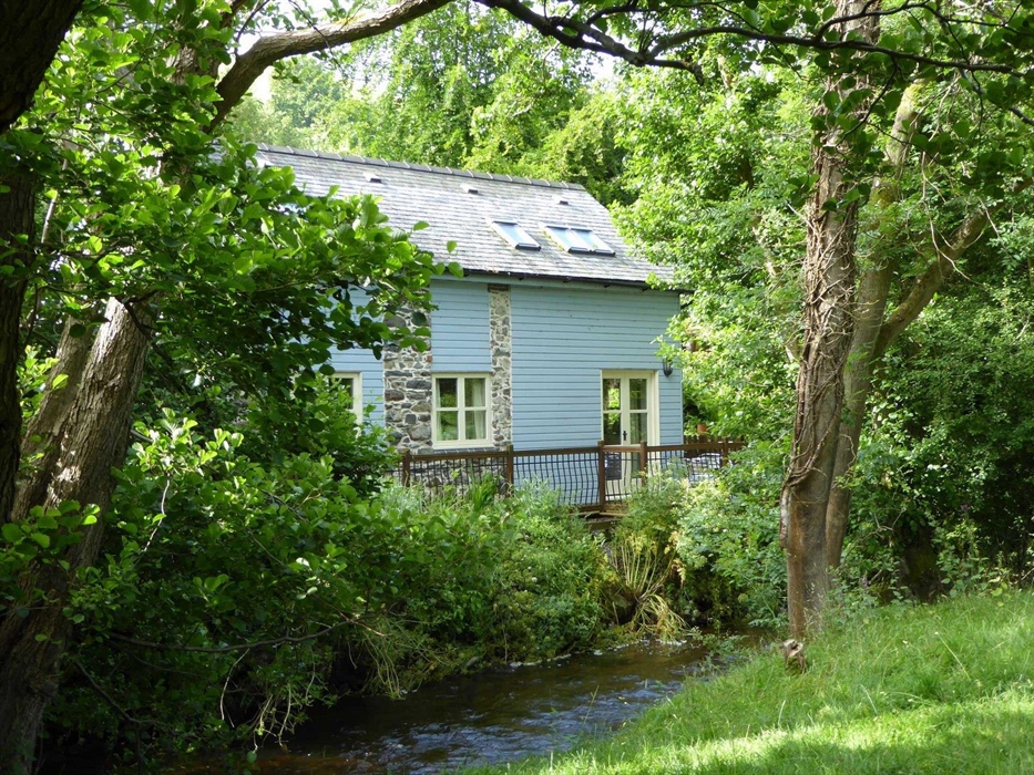 Cottage by River Clwd