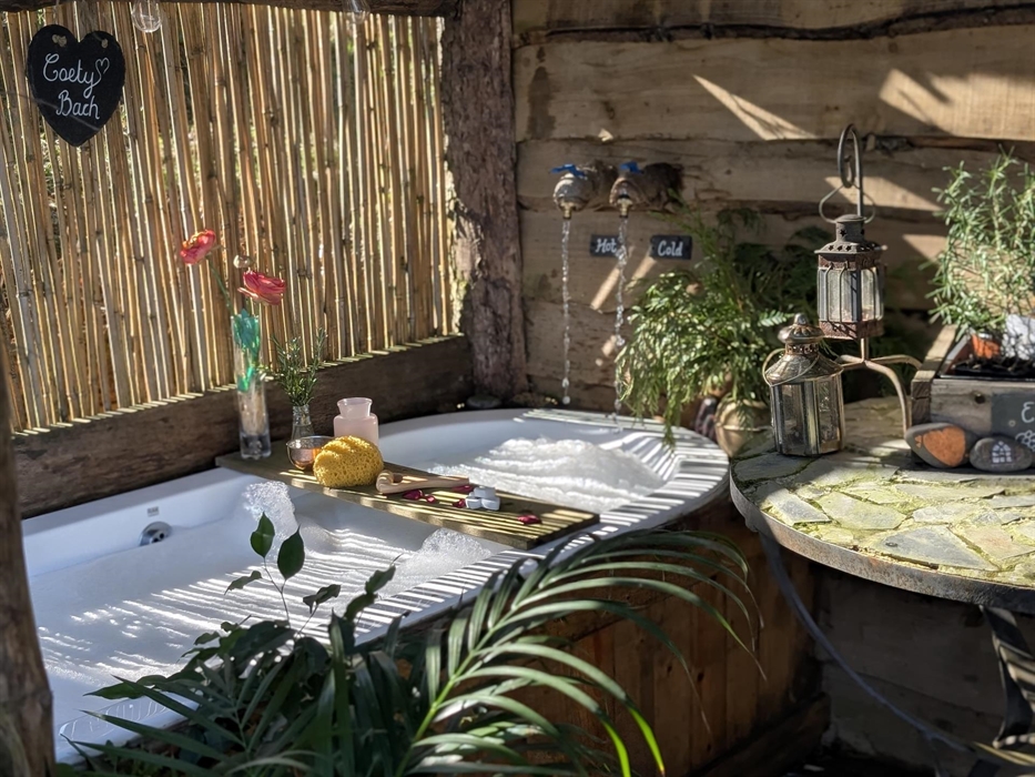 Whether you choose to take your bath in the light or the night, There's always something to marvel at. Listen to the birds by day and look at the star