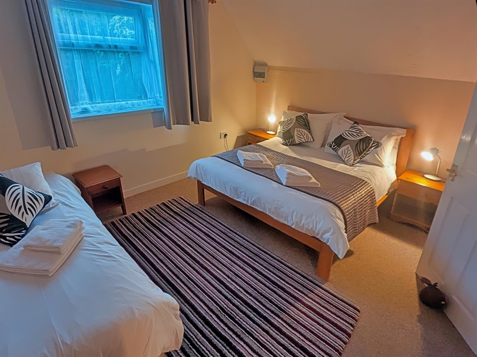 Come stay, relax and spread out in our garden flat which is uniquely stand alone and opens up to the back garden and the very essence of nature, unwin