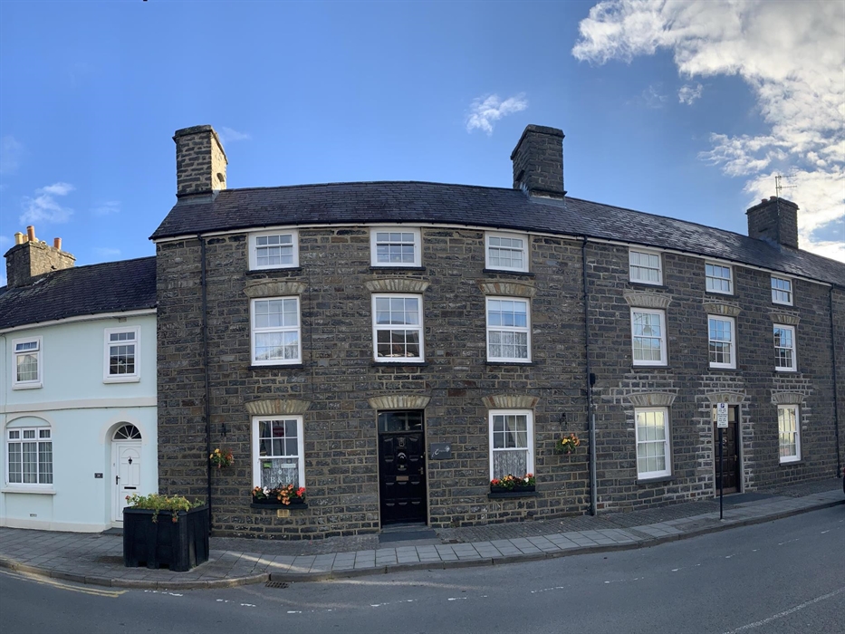 Guest house Grade II Listed frontage - Georgian Stone Townhouse
