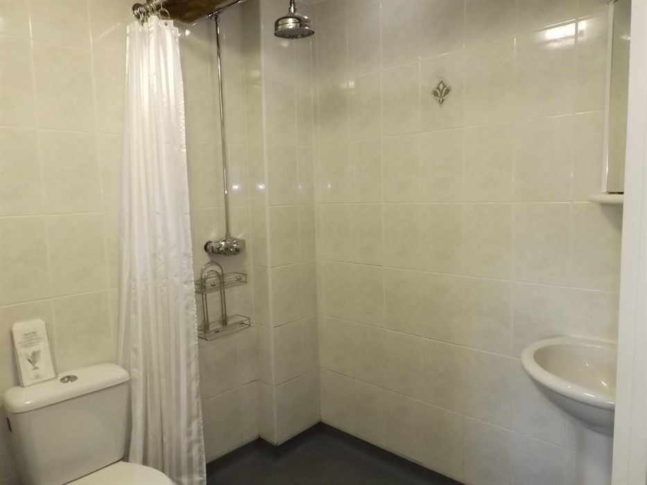 Loft twin bedroom wet room en suite