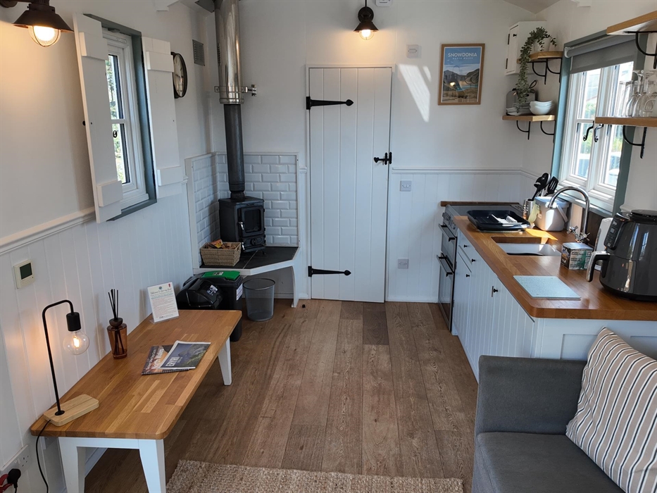 Shepherds Hut Glamping with Hot Tub