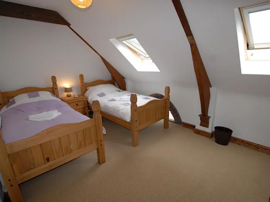 Spacious Twin Room with Skylight Windows