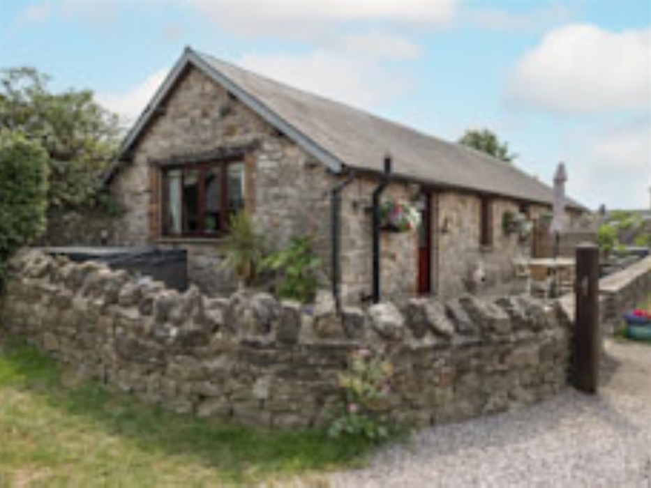 Ivy Cottage sleeps up to 5 people. Ideally 2 adults and 3 children.