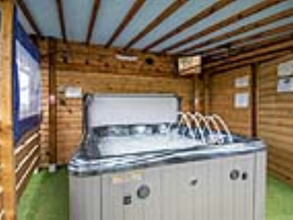 Welsh Row House Hot Tub.  Jets, waterfall, fountain, Bluetooth Speakers, TV, Lights and Wifi