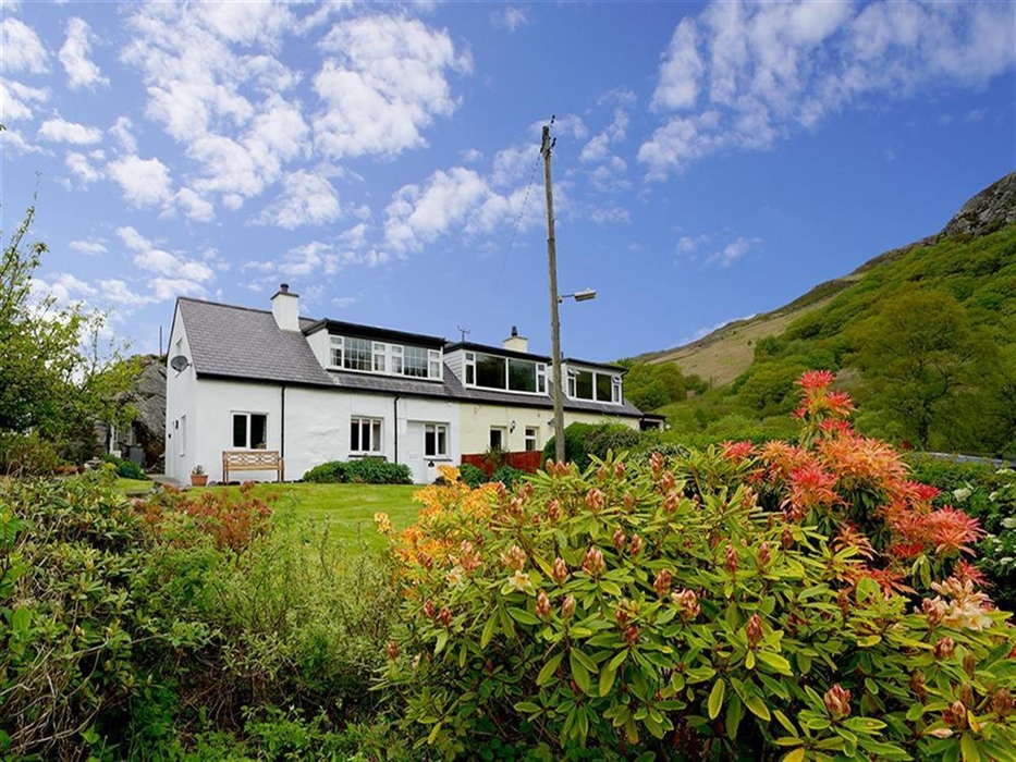 Bwthyn-Llys-Uchaf-exterior-4-16