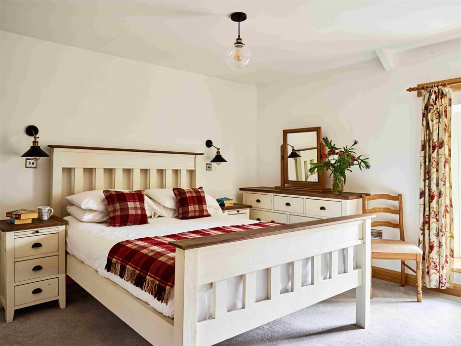 Onnen Fawr Farmhouse King Bedroom and Ensuite