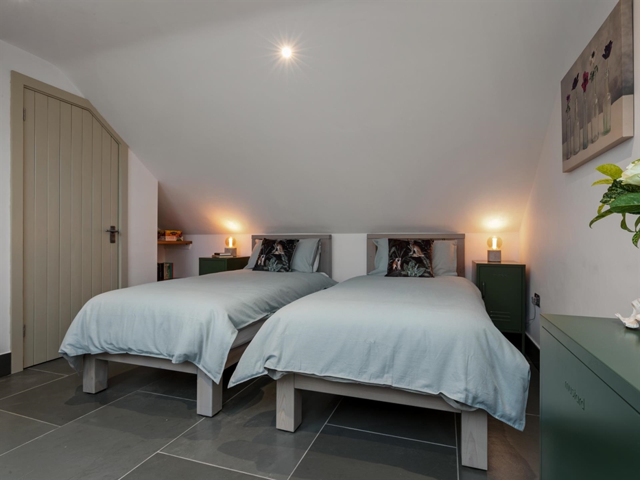 two singles or super king bed, en-suite with bath, basin and w/c