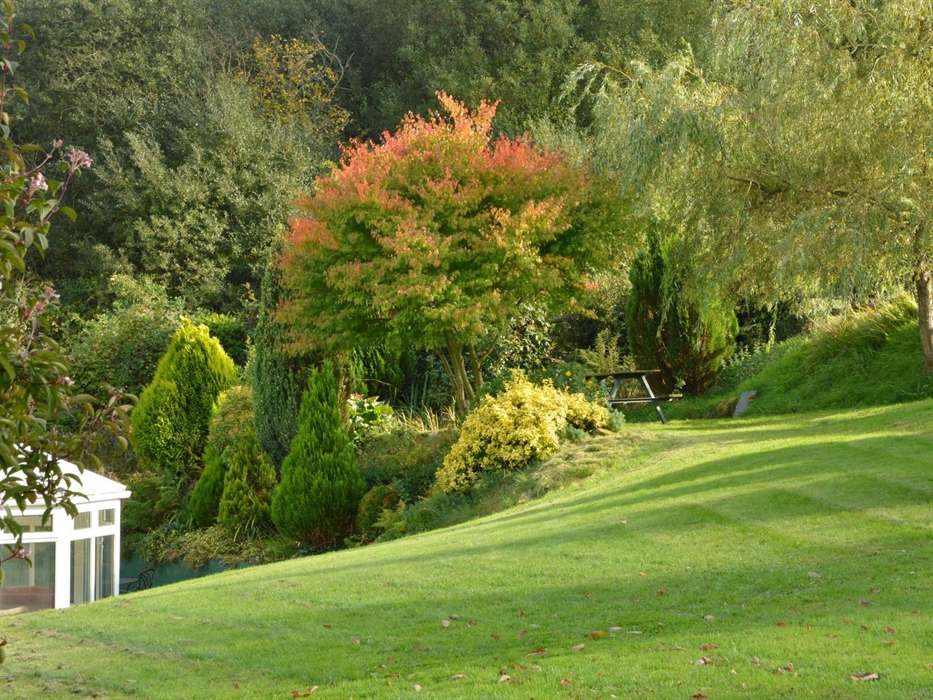 Extensive gardens with seating & picnic benches