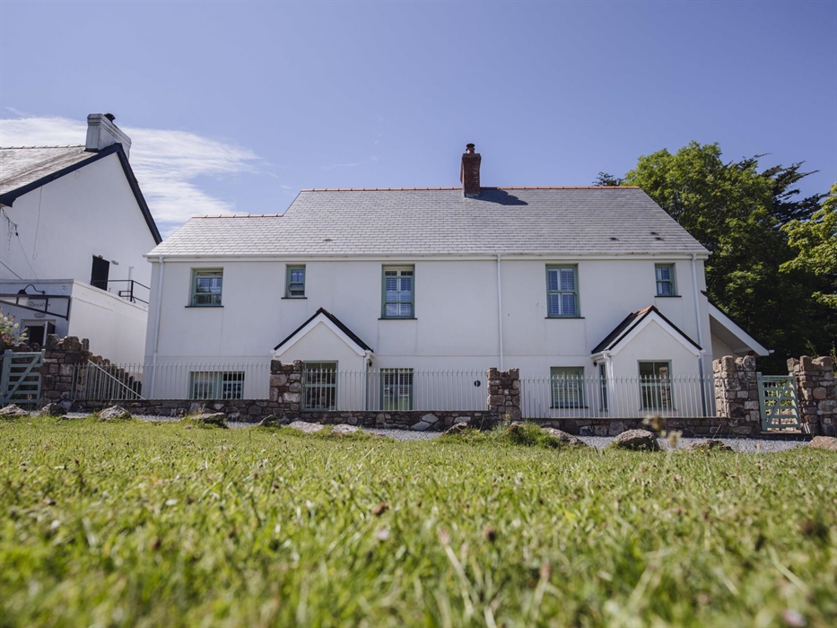 5 star cottages by country pub